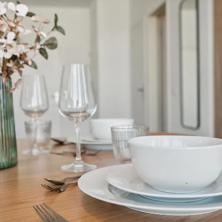 Comfort Homes - Premium Apartments - 15' Lucerne - Washer & Dryer - Public Transport - Parking Root Exterior photo