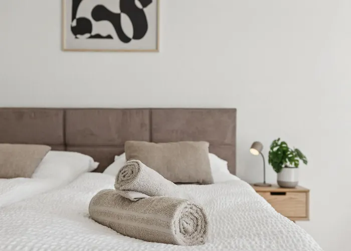 Comfort Homes - Premium Apartments - 15\' Lucerne - Washer & Dryer - Public Transport - Parking