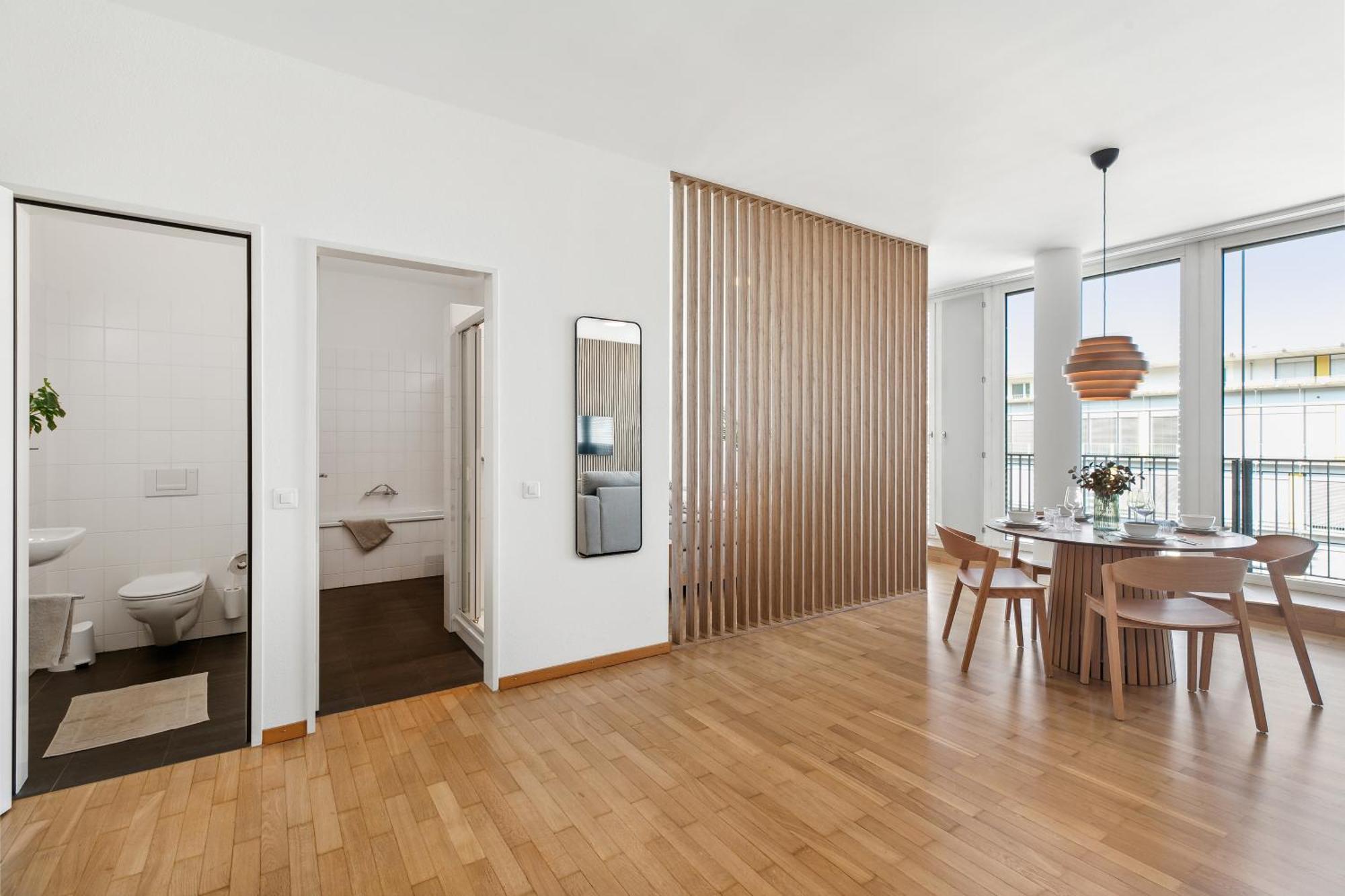 Comfort Homes - Premium - 15' Lucerne - Washer & Dryer - Public Transport - Parking