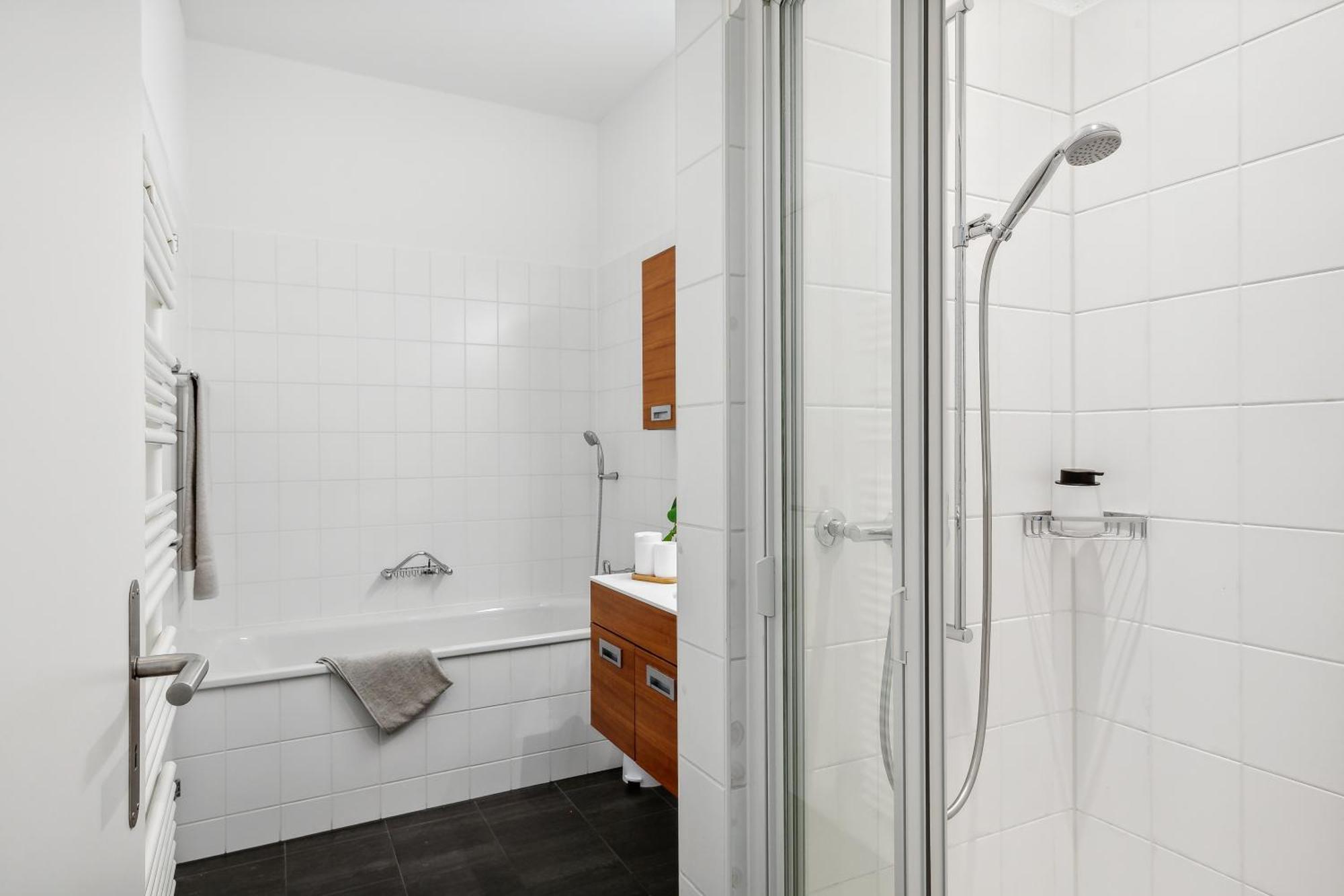 Comfort Homes - Premium - 15' Lucerne - Washer & Dryer - Public Transport - Parking Apartmán